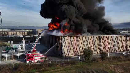 Il violentissimo incendio alla Platet Farms ripreso da un drone