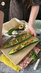 Concombres garnis de riz, saumon fumé, avocat et menthe