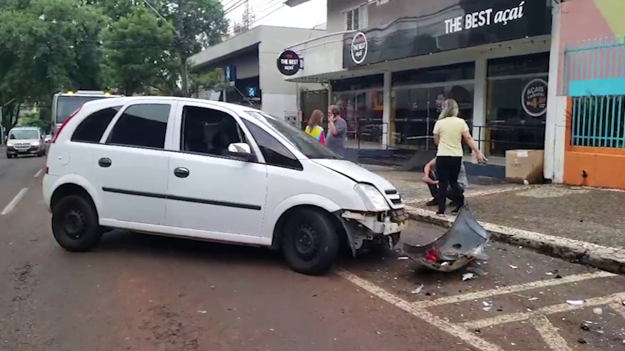 Meriva bate em traseira de Honda Fit e arrasta automóvel para calçada