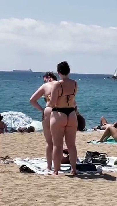 _Sun_bath_at_Barcelona_beach(360p)