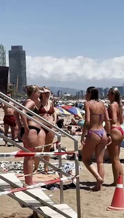 _Fun_day_at_Barcelona_beach(360p)
