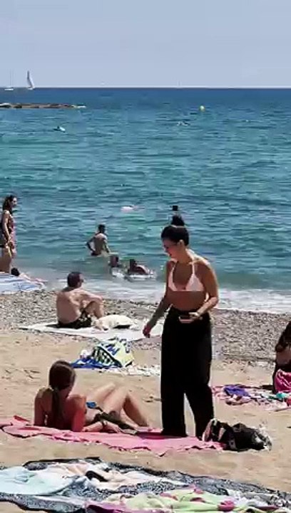 _Nice_day_at_Barcelona_beach(240p)(1)