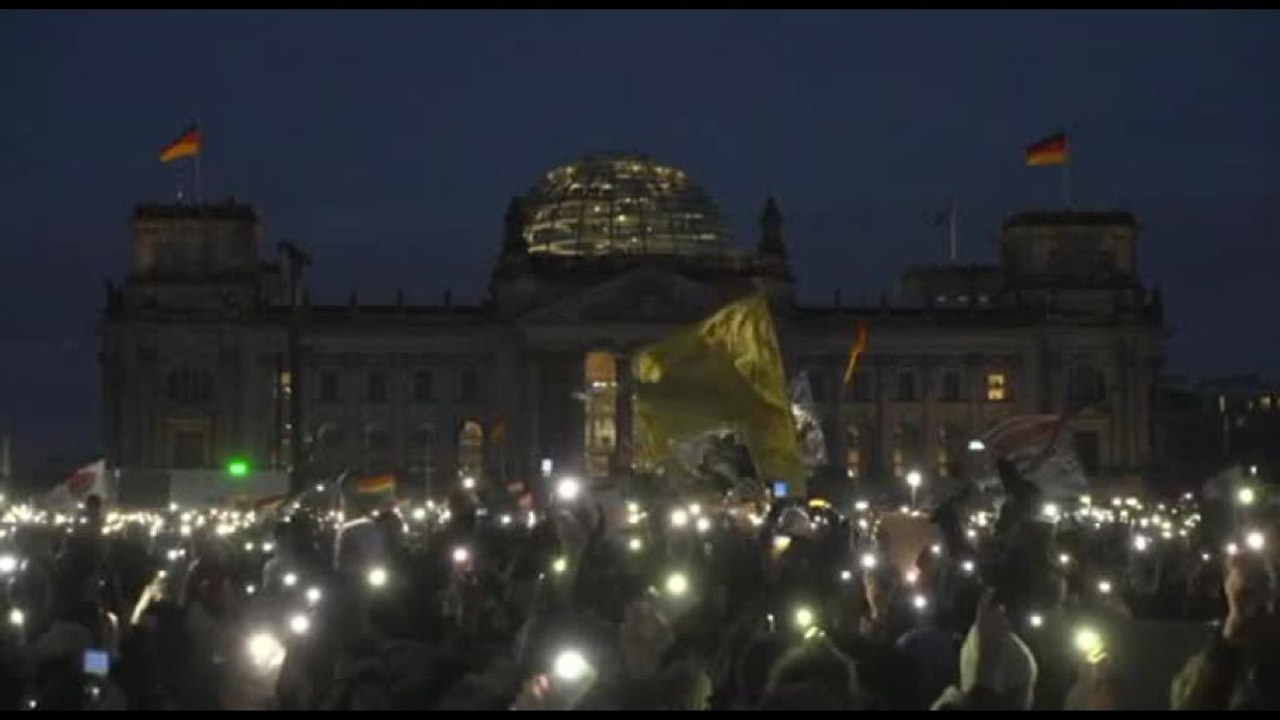 A Berlino migliaia di luci accese davanti al Reichtstag contro l'AfD