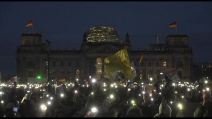 A Berlino migliaia di luci accese davanti al Reichtstag contro l'AfD
