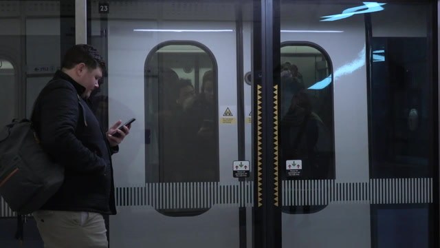 Elizabeth line: Faulty train sparks rush-hour meltdown leaving commuters 'stuck in tunnel for an hour'