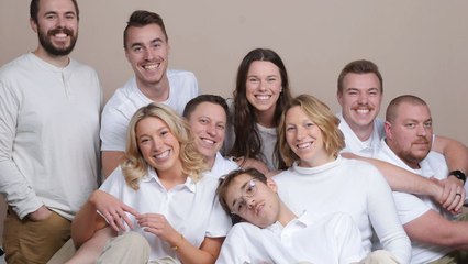 Nine Siblings Secretly Recreate Cheesy Family Photos From 19 Years Ago | Happily TV