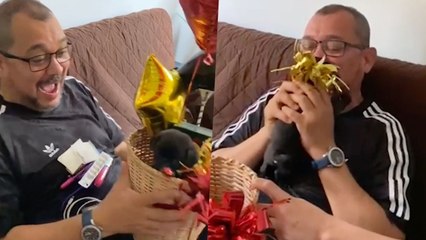 Papá Grita Cuando Encuentra Perrito Detrás De Una Botella De Whisky En Su Canasta De Regalo