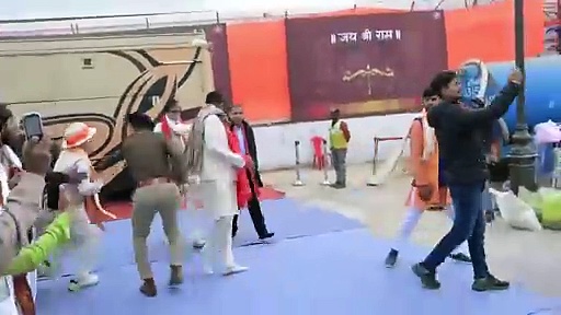 राम मंदिर उद्घाटन पर पहुंचे महानायक अमिताभ बच्चन, अभिषेक भी साथ