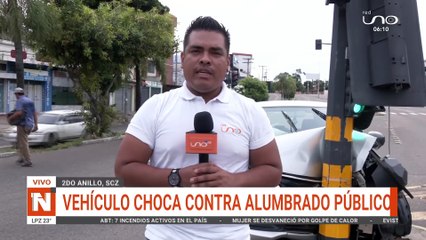 Vehículo choca contra alumbrado público