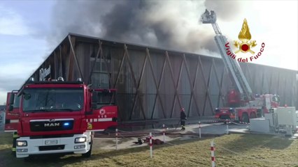 Télécharger la video: Cavenago Brianza, a fuoco capannone. Sindaco 