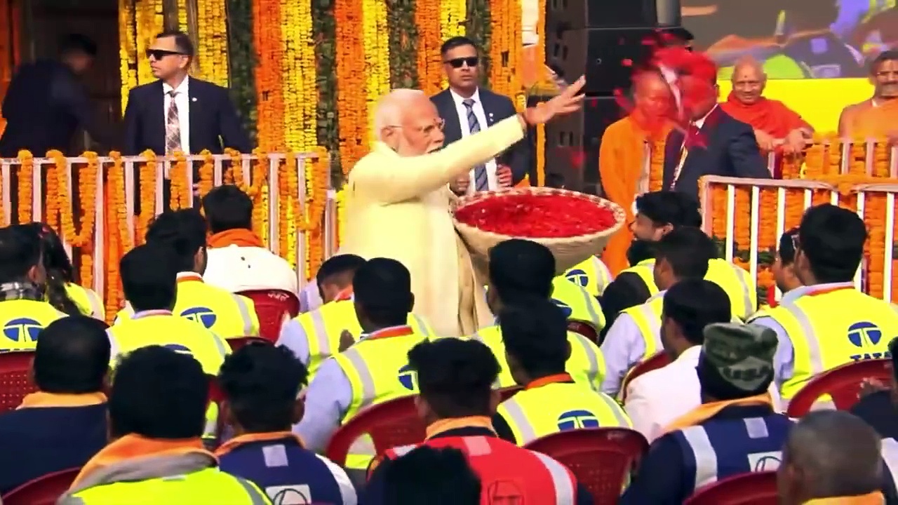 पीएम मोदी ने राम मंदिर निर्माण से जुड़े श्रमिकों पर बरसाए फूल