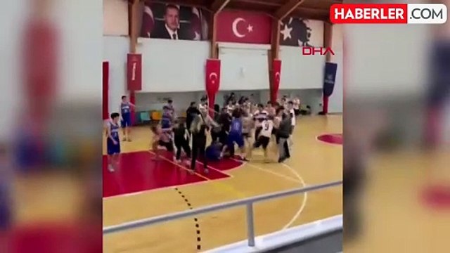 U16 maçında basket sahası boks ringine döndü; 1 oyuncunun dişleri kırıldı