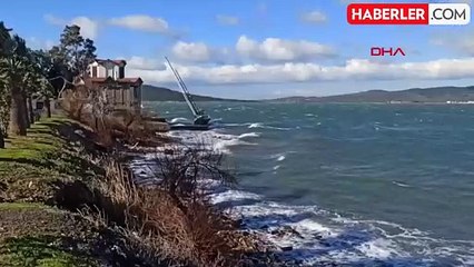 Ayvalık'ta fırtına nedeniyle yelkenli tekne karaya oturdu