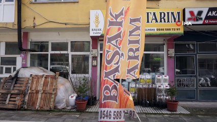 Ellerinde bıçakla geldiler, iş yeri reklam afişini parçalayıp yollarına devam ettiler