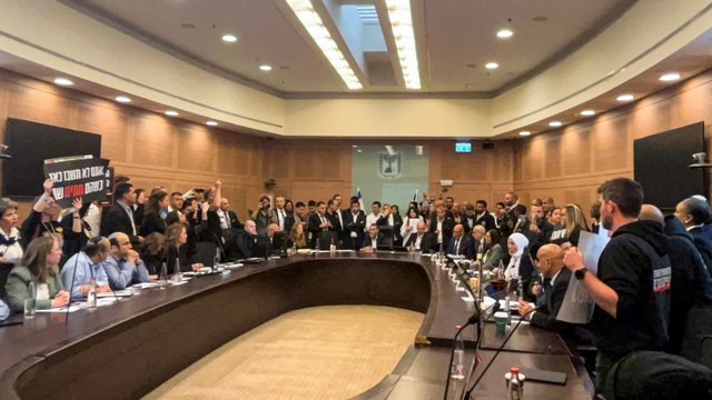 Familiares de rehenes irrumpen en la Knesset: ¡Que vuelva al menos uno!