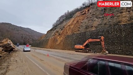 Zonguldak'ta Heyelan Sonucu Yola Düşen Kaya Parçaları Temizleniyor