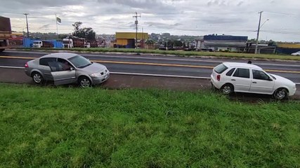 Gol e Megane se envolvem em colisão na rodovia BR-277, em Cascavel