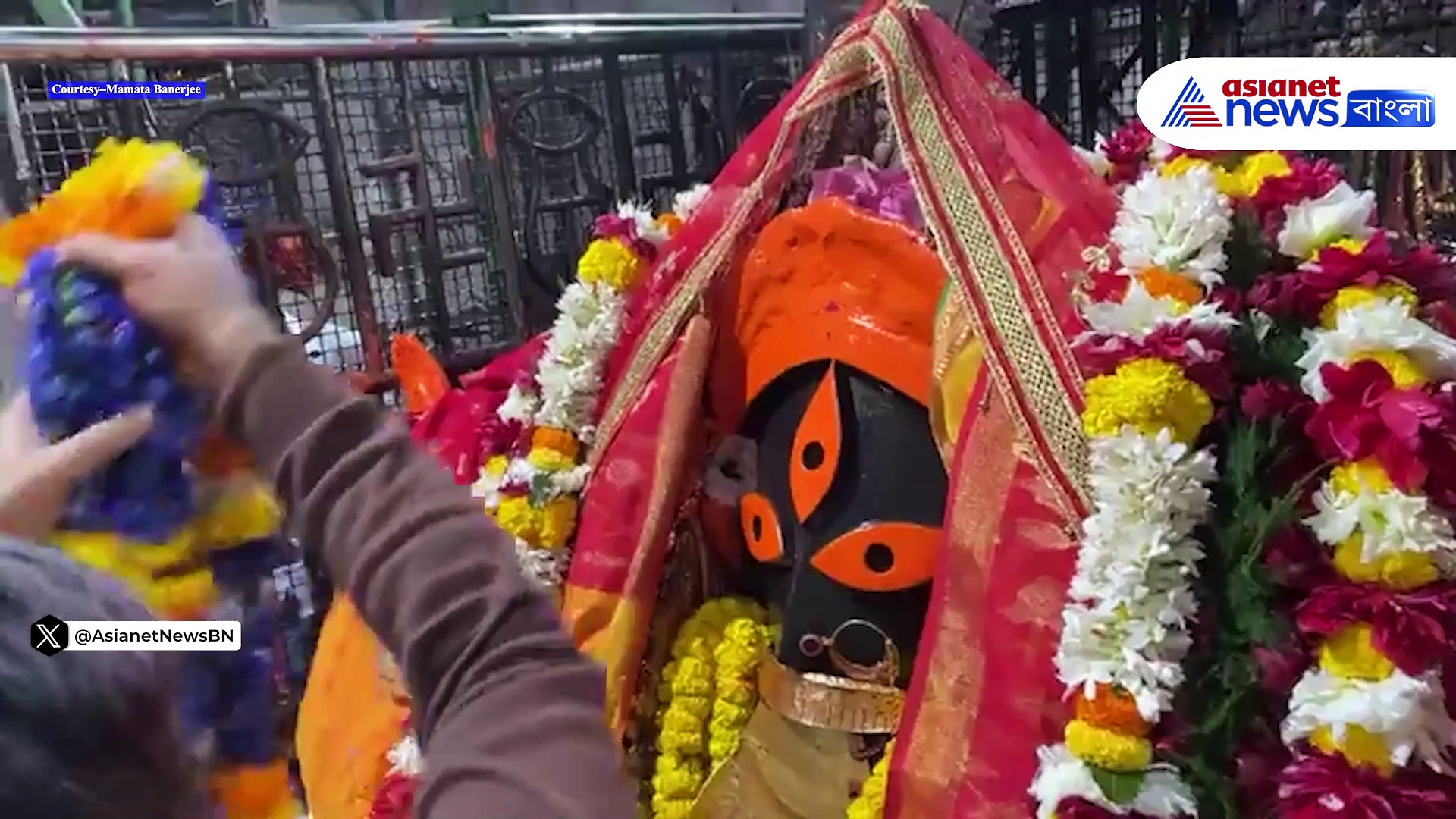 রাজ্যে তৃণমূলের সংহতি মিছিল উপলক্ষে কালীঘাট মন্দির পরিদর্শন মুখ্যমন্ত্রী মমতা বন্দ্যোপাধ্যায়ের