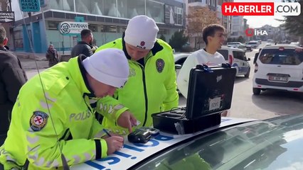 Polisten kaçarken kaza yaptı, kaza yerinden de kaçtı...O anlar kamerada