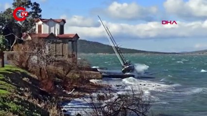 Ayvalık'ta fırtına: Yelkenli tekne karaya oturdu