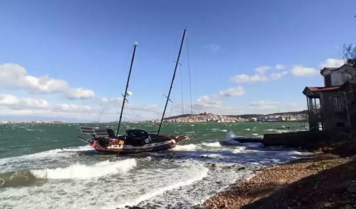 Ayvalık'ta şiddetli fırtınada halatı kopan yelkenli tekne karaya oturdu