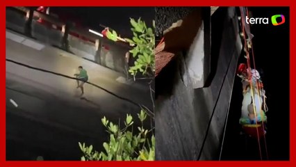Homem se agarra em cabo após ser jogado de ponte por sequestradores
