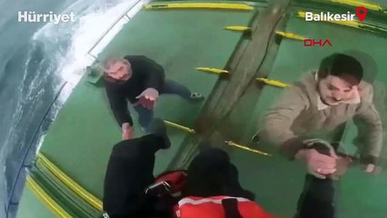 Bakan Yerlikaya paylaştı... Karaya oturan teknenin 7 mürettebatı kurtarıldı