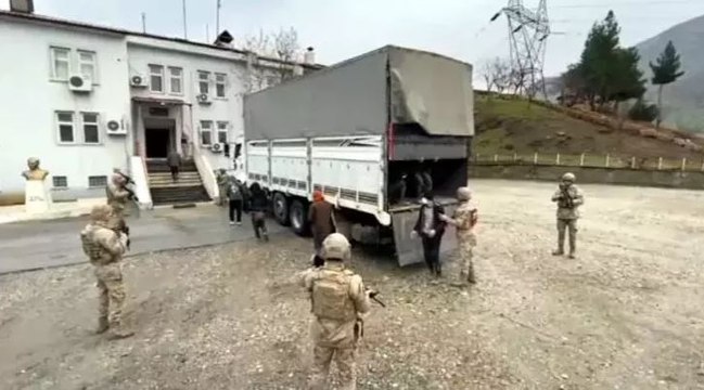 Bitlis'te TIR'ın dorsesinden Afganistanlı 76 kaçak çıktı