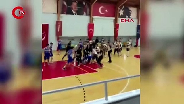 U16 KARŞILAŞMASINDA BASKET SAHASI BOKS RİNGİNE DÖNDÜ; 1 OYUNCUNUN DİŞLERİ KIRILDI