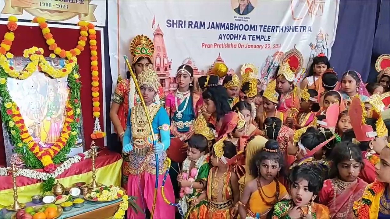 श्रीराम, सीता , लक्ष्मण और हनुमान के रूप में सजे स्कूली बच्चे