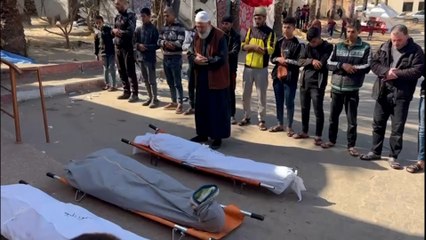 عائلات تضطر لدفن شهدائها في ساحة مستشفى ناصر في خان يونس