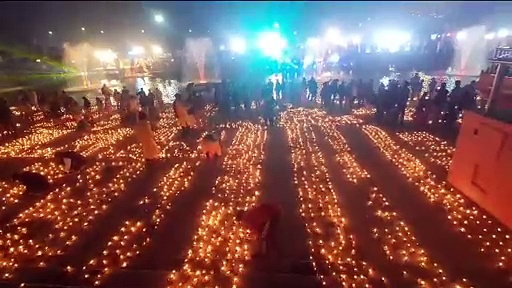 दीयों और आकर्षक लाइटों से जगमगा उठा सरयू तट, कुछ ऐसा दिखा नजारा