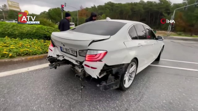 Yağışlı havada freni tutmayan tır, kırmızı ışıkta bekleyen araçların arasına daldı: 4 yaralı