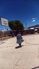 Abuelita llama la atención por sus habilidades en el Básquetbol