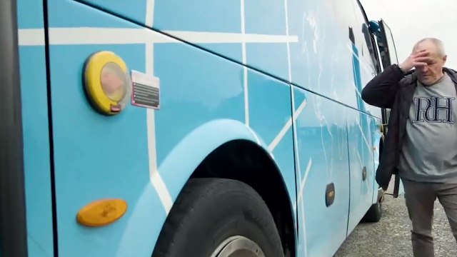 Besteiro (PSdeG) recoge a los pasajeros del autobús ‘pinchado’ de Alfonso Rueda en un vídeo electoral