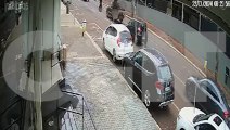 Vídeo mostra Meriva atingindo traseira de Honda Fit na Rua Paraná