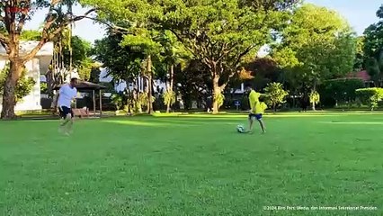 Nikmati Akhir Pekan, Presiden Jokowi Bermain Bola Bersama Jan Ethes