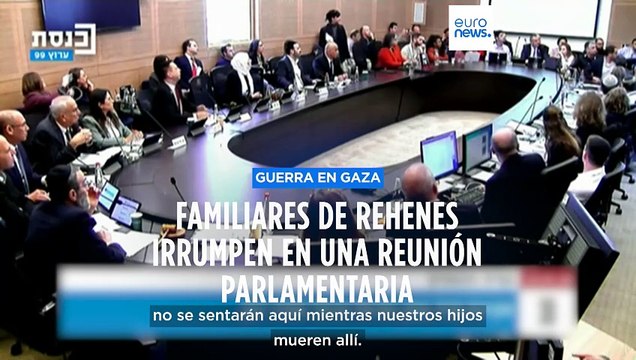 Decenas de familiares de rehenes israelíes irrumpen en un comité parlamentario en Israel