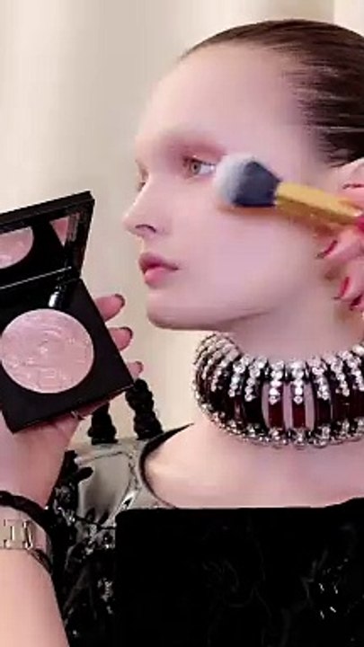 Backstage IRL - le glow surnaturel de Schiaparelli Haute Couture