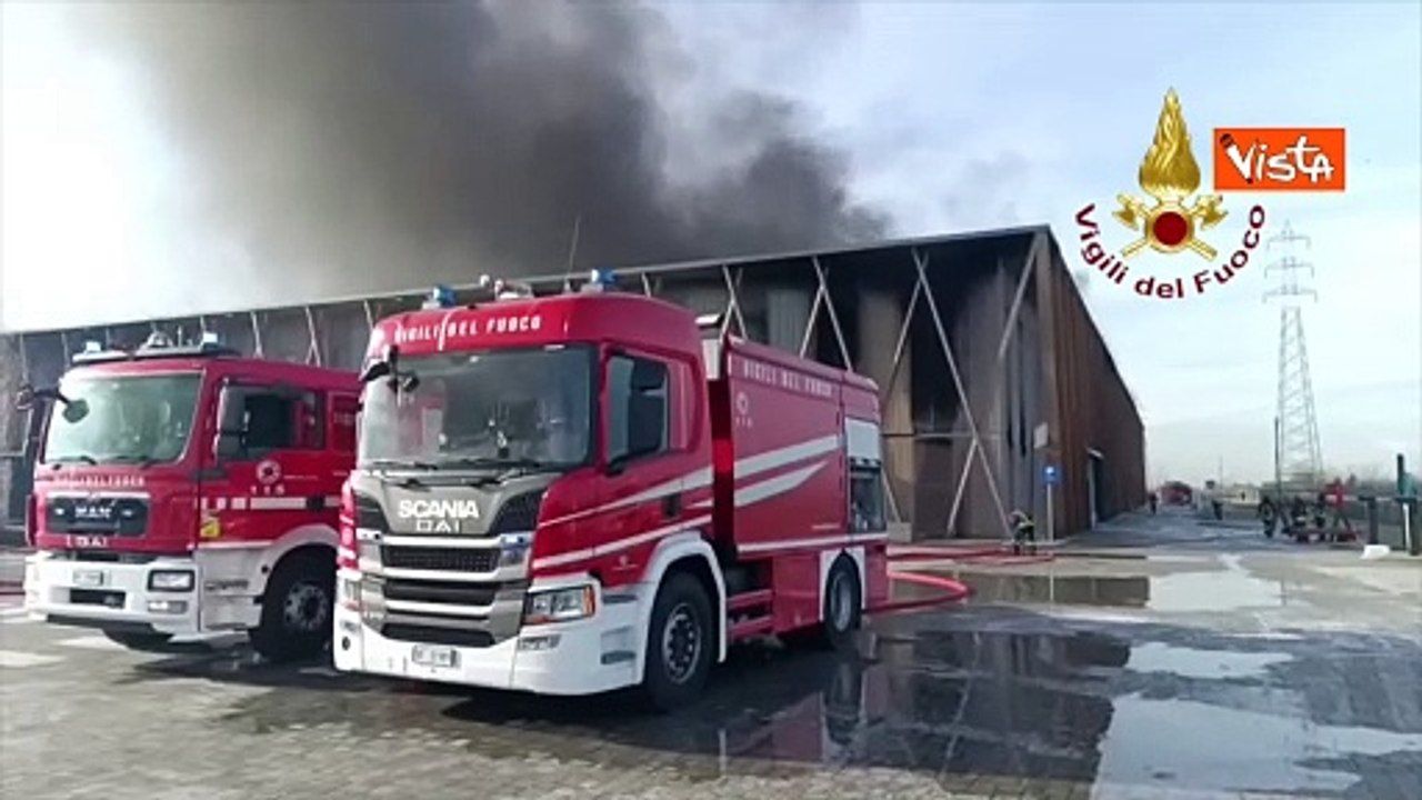 Incendio a Cavenago di Brianza lungo la A4, in fiamme azienda agricoltura verticale