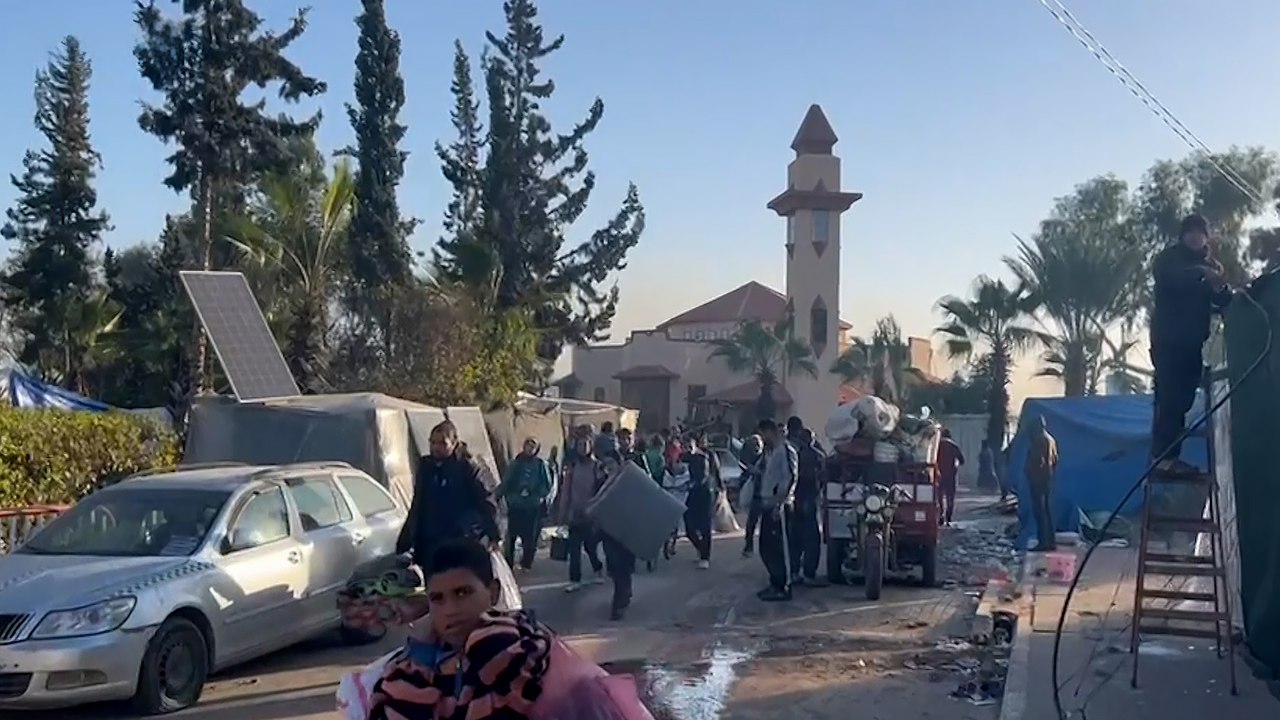 فزع وهروب نازحين بخان يونس إثر قصف إسرائيلي مكثف