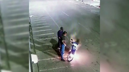 Bravos heróis combatem incêndio urinando nas chamas