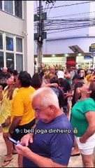 Influenciadora explica por que fez "chover dinheiro" em Balneário Camboriú e revela valor