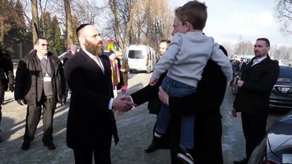 Elon Musk visita Auschwitz e se defende de polêmica antissemita