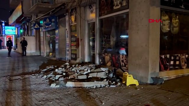 Ataşehir'de binanın balkonu çöktü