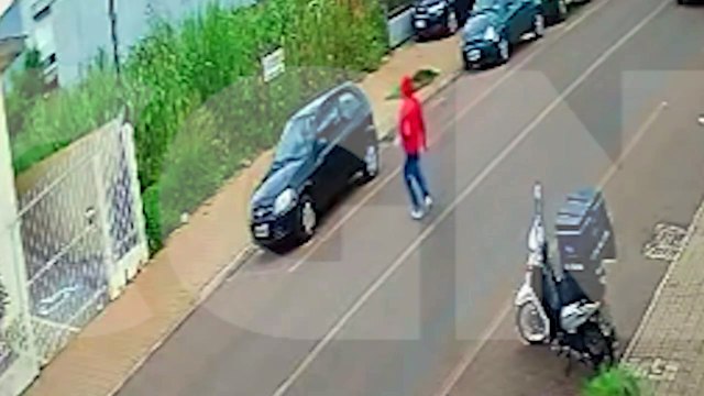 Veja o momento em que bandidos levam veículo Celta após assalto a loja de eletrônicos