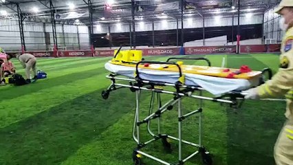 Mulher se lesiona em partida de futebol no Centro