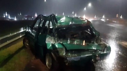 Escort fica destruído em acidente com caminhão no Trevo Cataratas