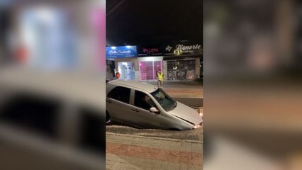 Asfalto cede, e carro cai em cratera no Norte de Florianópolis