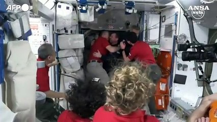 Aperto il portello della Crew Dragon, ora in 11 sulla Iss